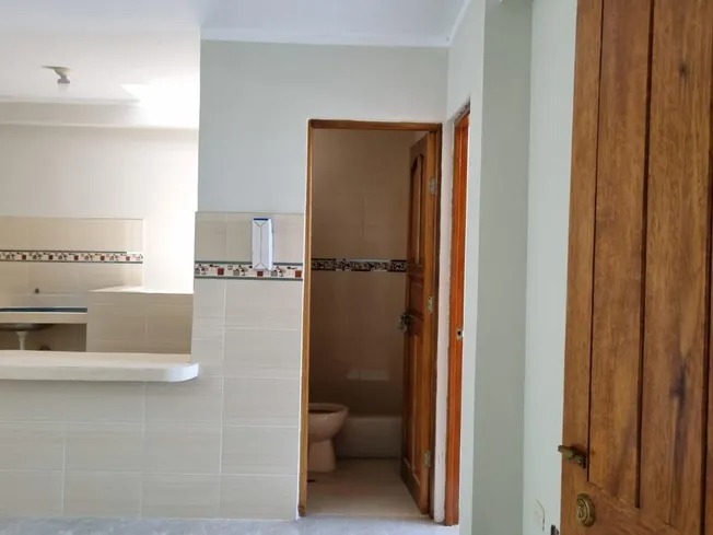 Acceso interior y baño
